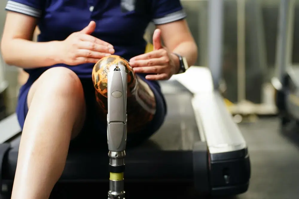 Dr Sanjeev Jain performing robotic joint replacement surgery using advanced robotic technology