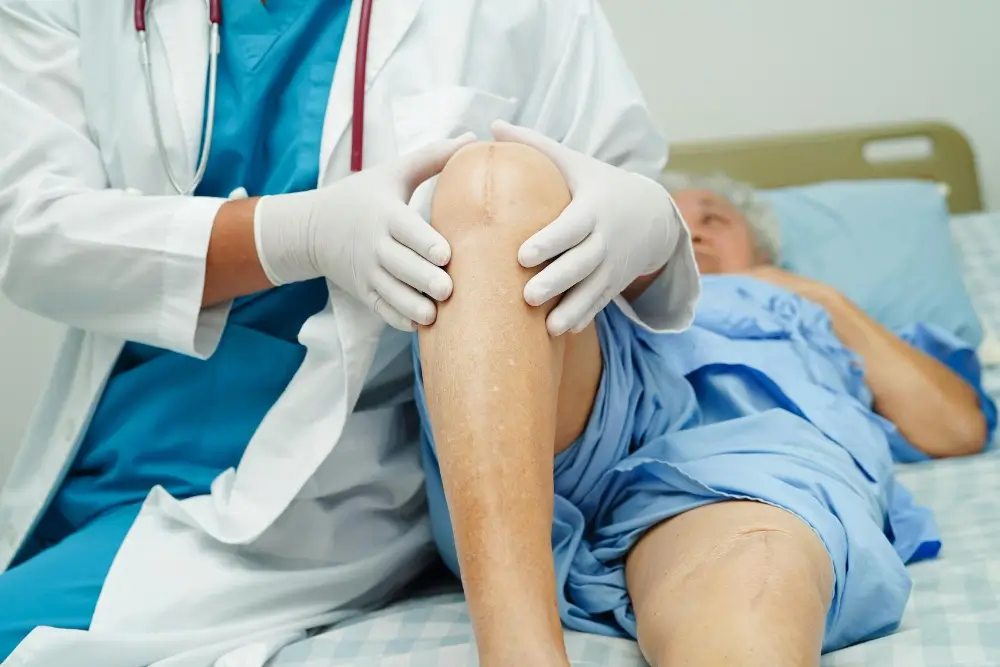 Revision Knee Replacement Surgeon in mumbai performing advanced revision knee replacement surgery